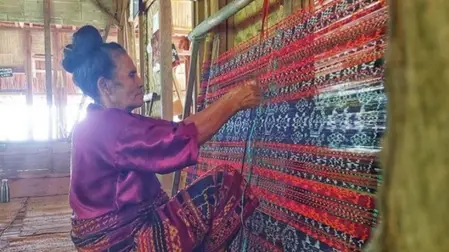 Pembuatan Kain Sikka Perempuan
